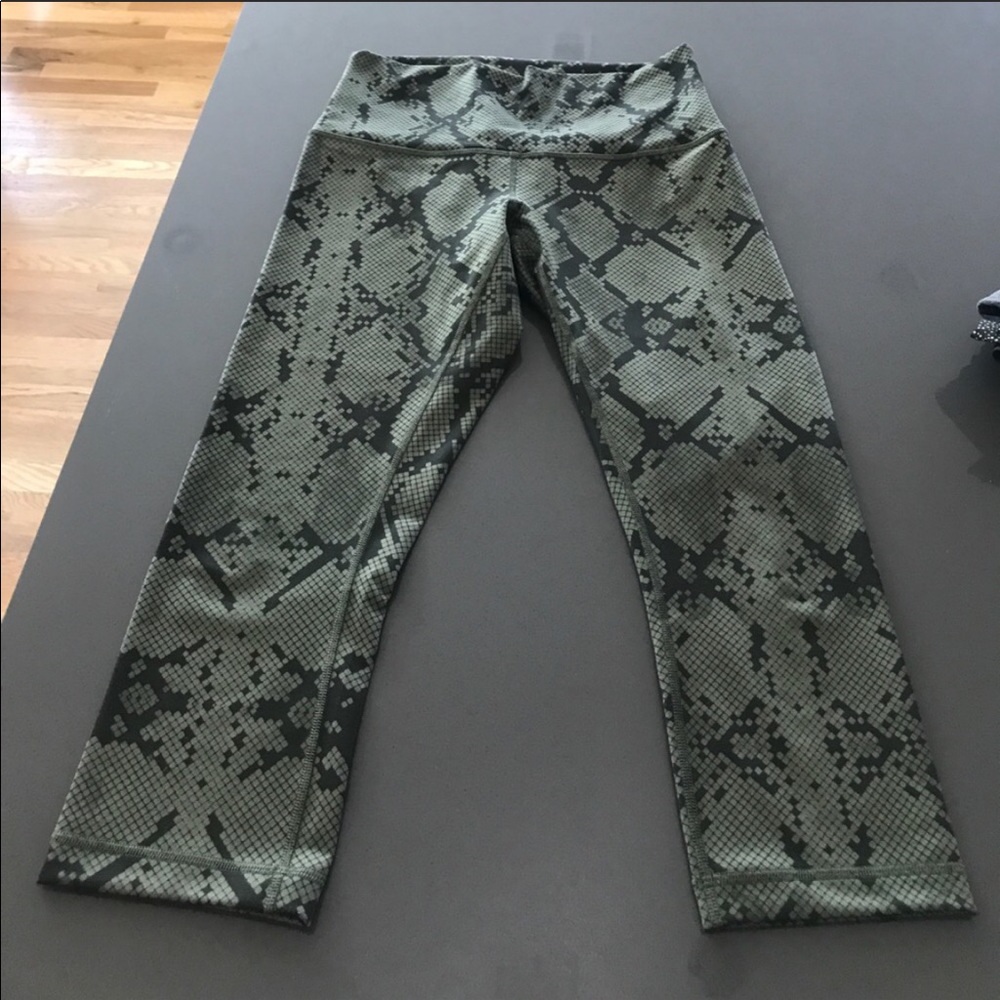 LULULEMON wunder under capris